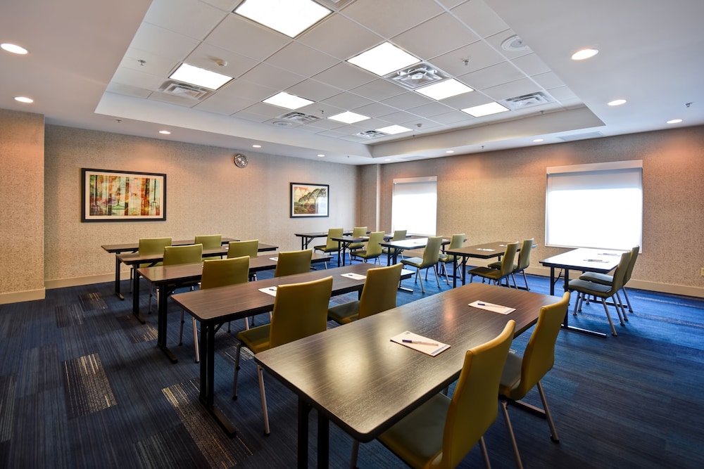 Holiday Inn Express Suites Schererville 52/57