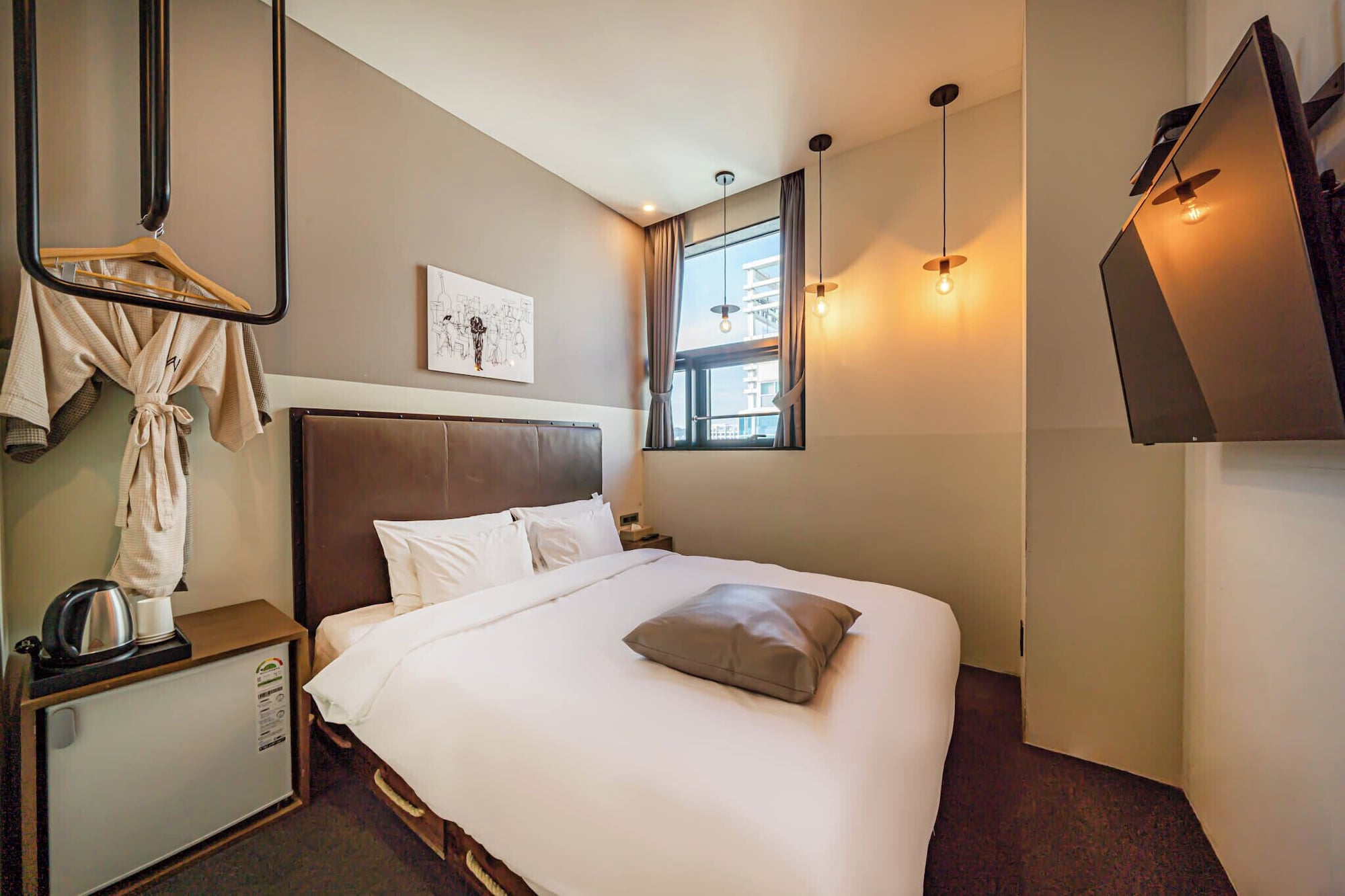Room, Double Bed, City Avenue View 2/6