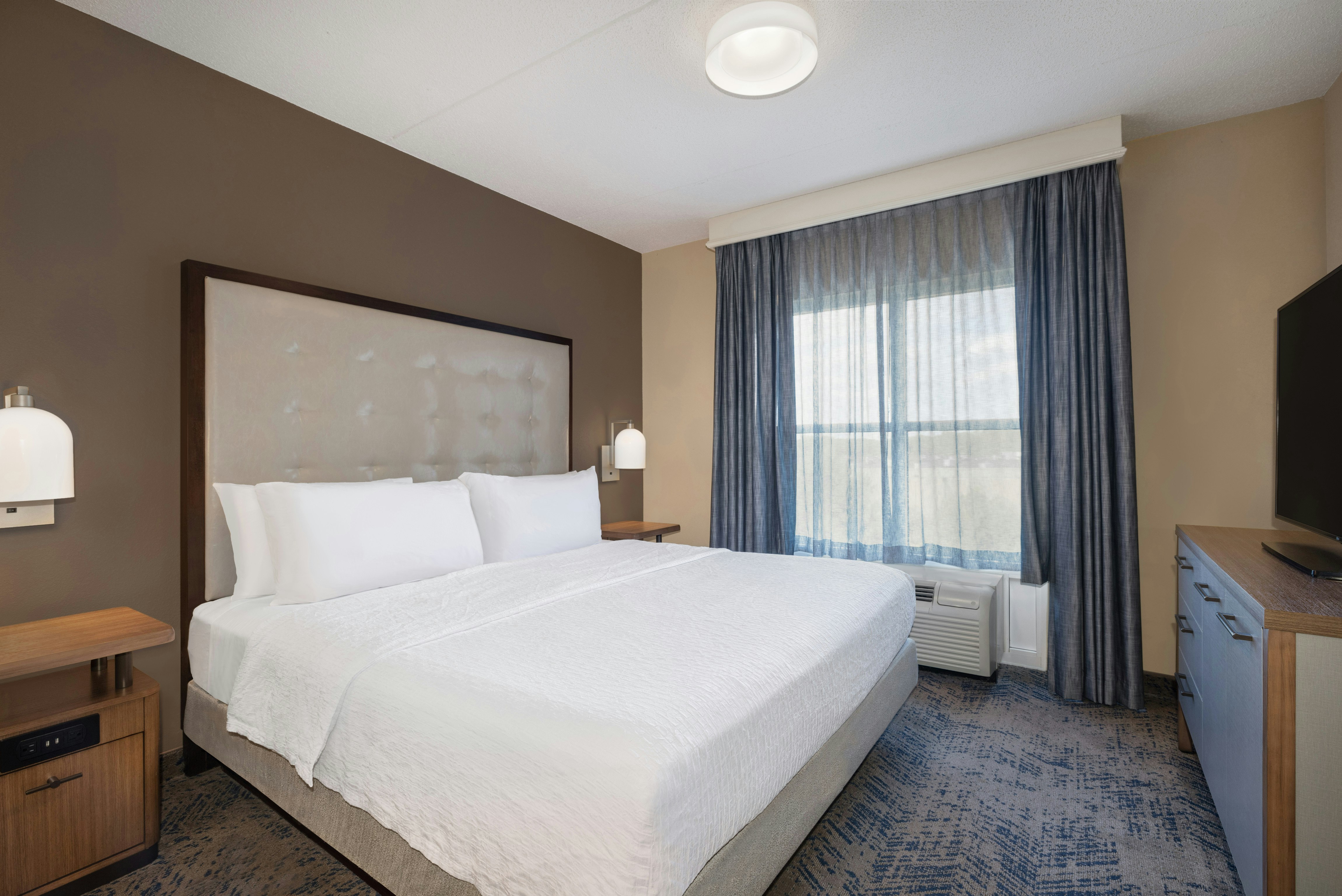 1 BEDROOM, SUITE, KING BED