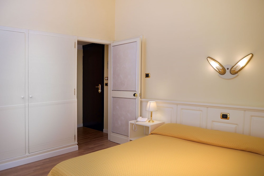 ROOM, SINGLE, DOUBLE BED