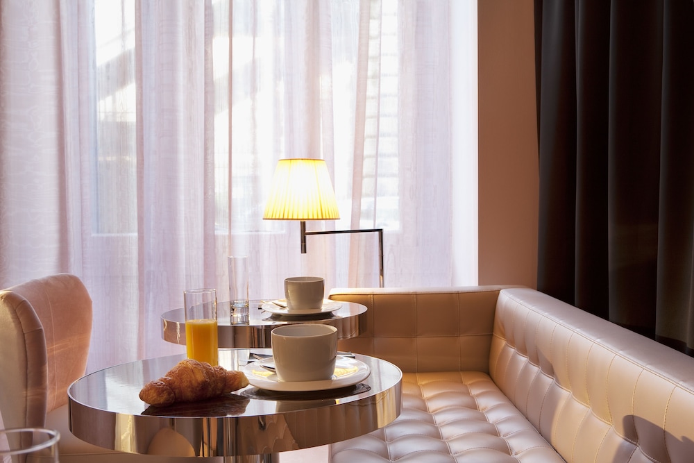 FIRST HOTEL PARIS TOUR EIFFEL 45/48