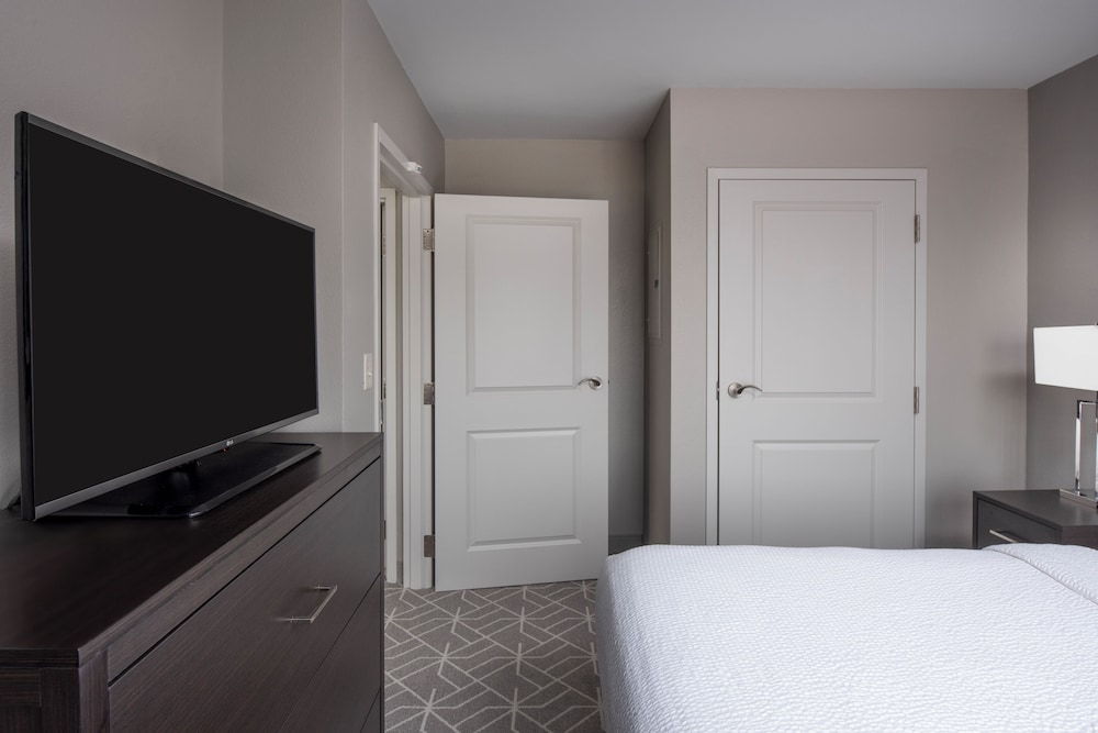 جناح بسرير كوين بغرفة نوم واحدة مع أريكة، TownePlace Suites Providence North Kingstown 2/7