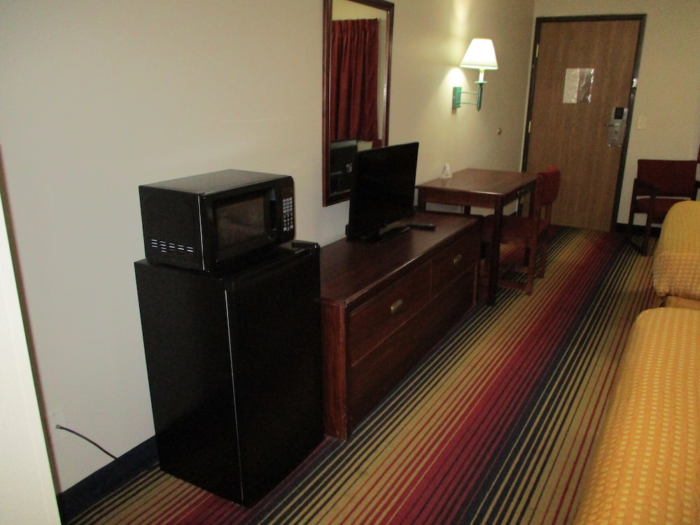 Travelodge by Wyndham Spirit Lake/Okoboji 37/53
