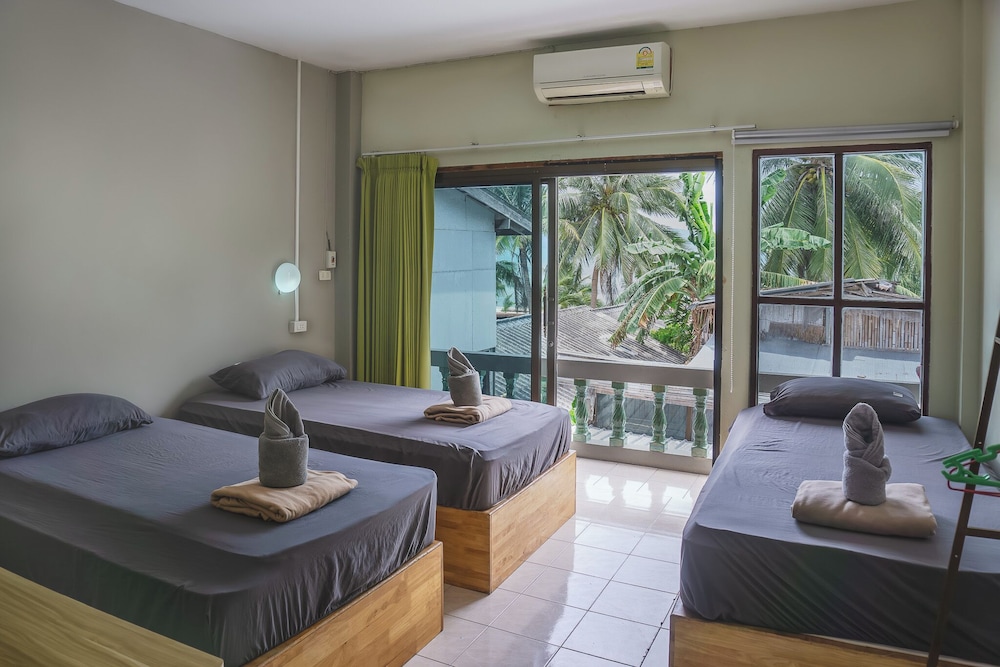 Echo Beach Backpackers 12/50