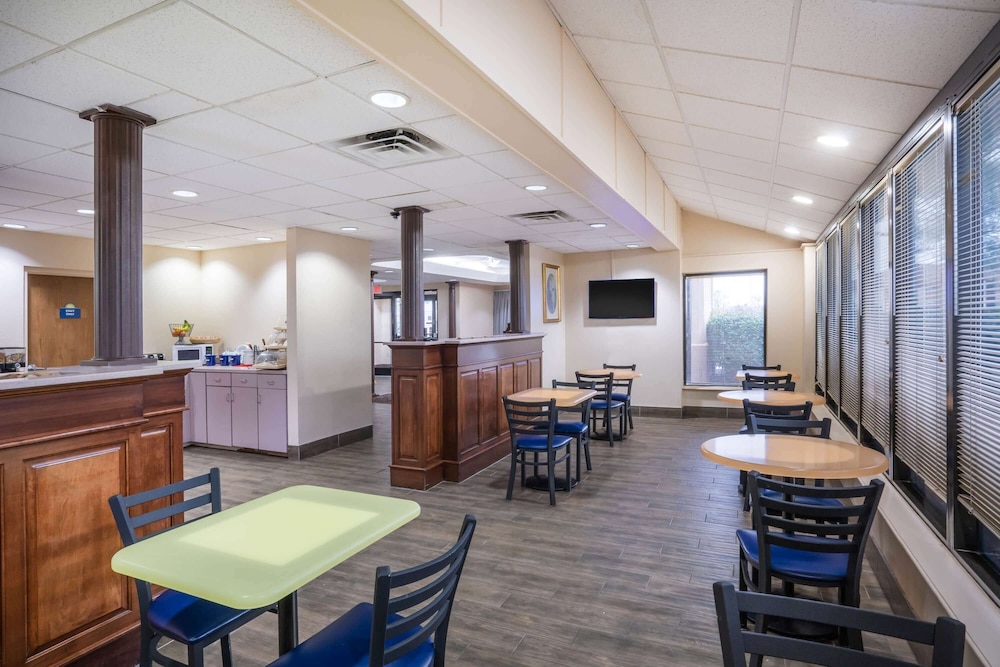 Days Inn By Wyndham Clarksville North 52/63
