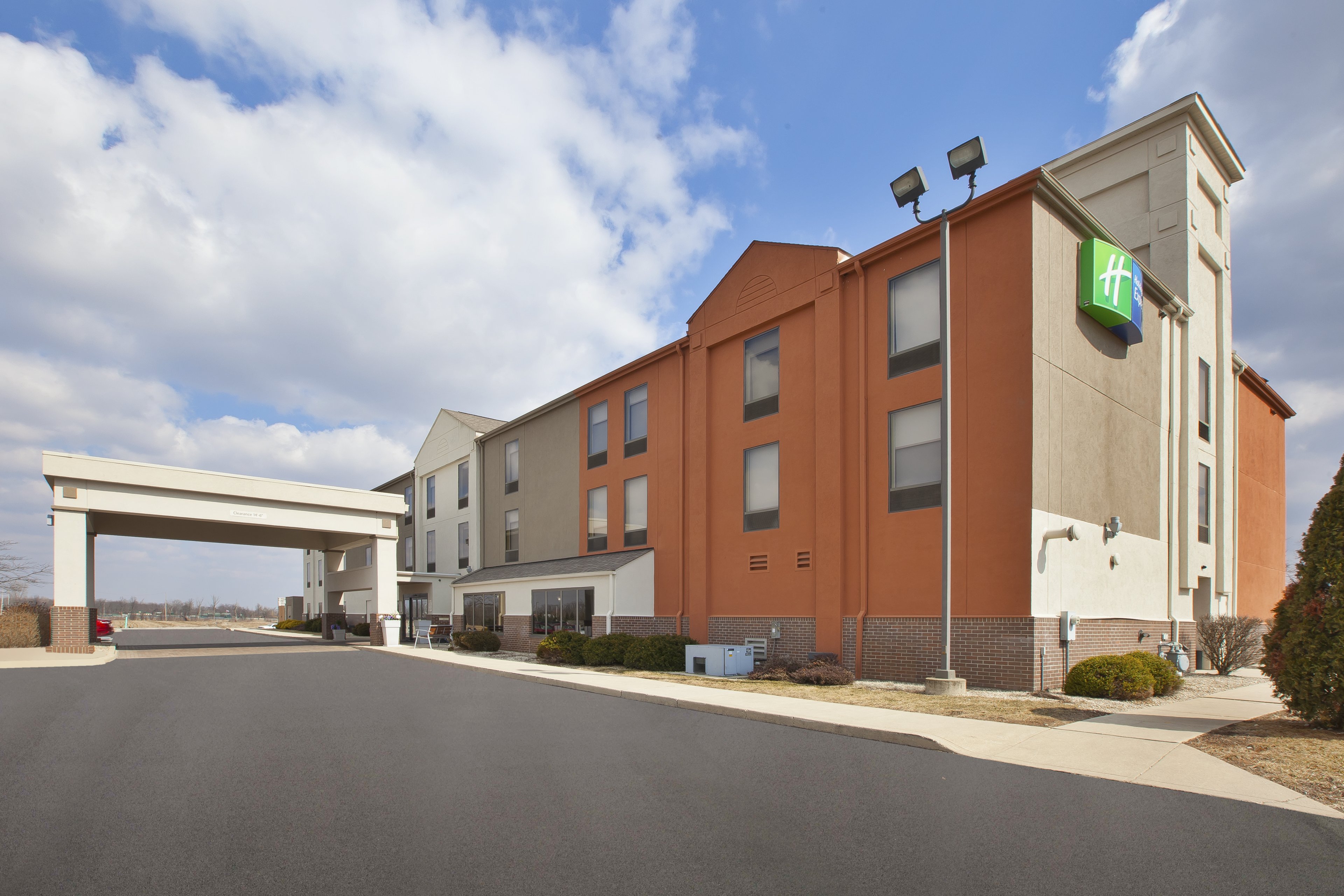 Holiday Inn Express Tiffin 3/24