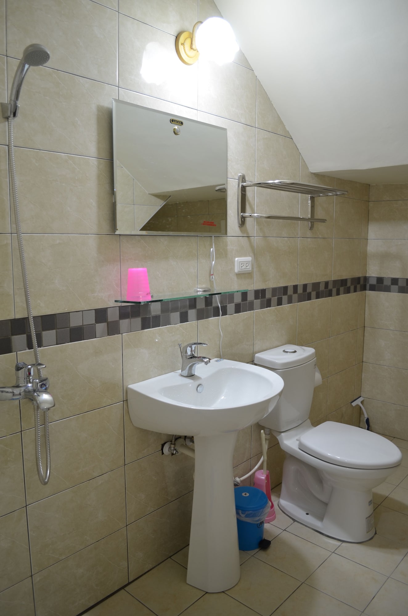ROOM, TRIPLE, SHARED BATHROOM