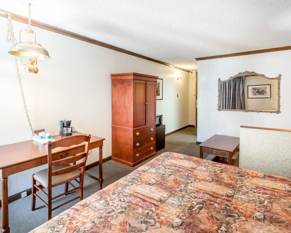 The Boulder Broker (ex. Rodeway Inn and Suites The Broker) 12/42