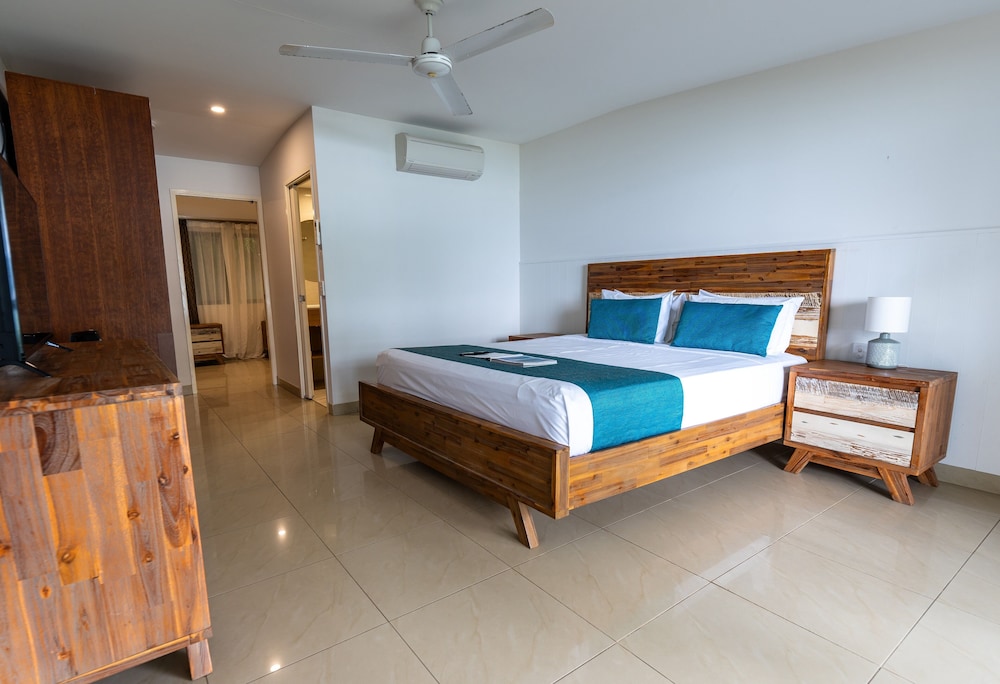 Beach, Cabin, Queen Bed 5/7
