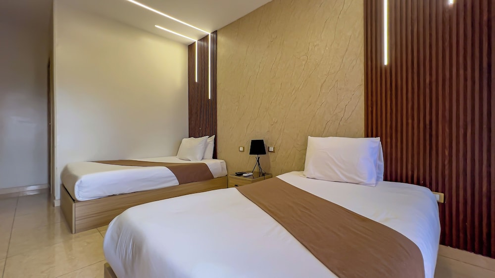 Royal, Queen Bed, Hot Tub