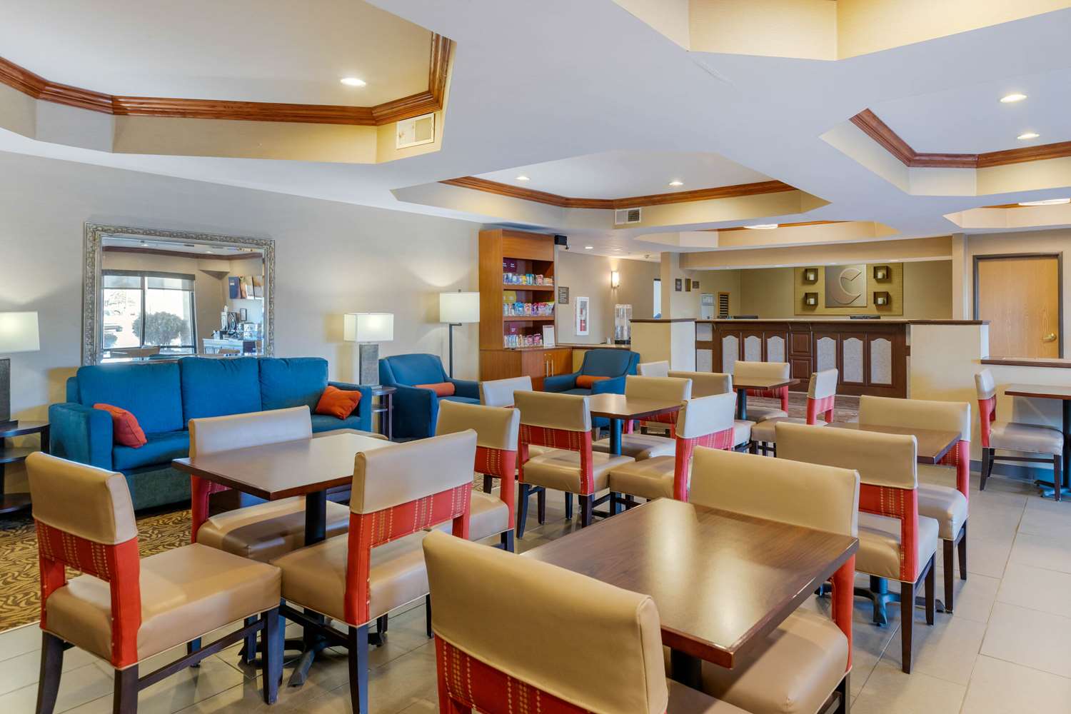 Comfort Suites South Haven near I-96 13/17