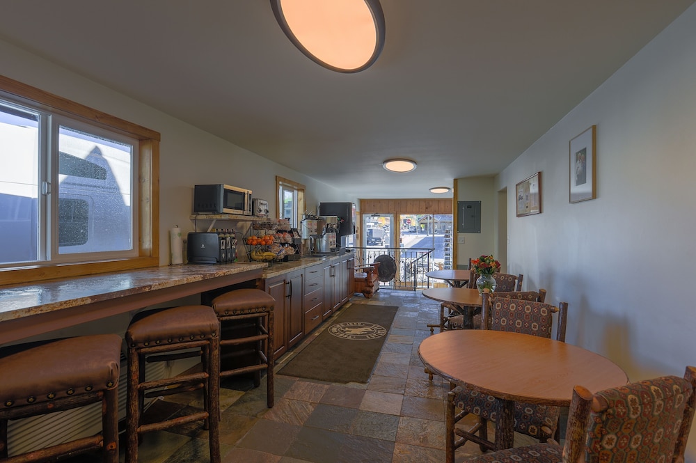 Antler Inn 38/47