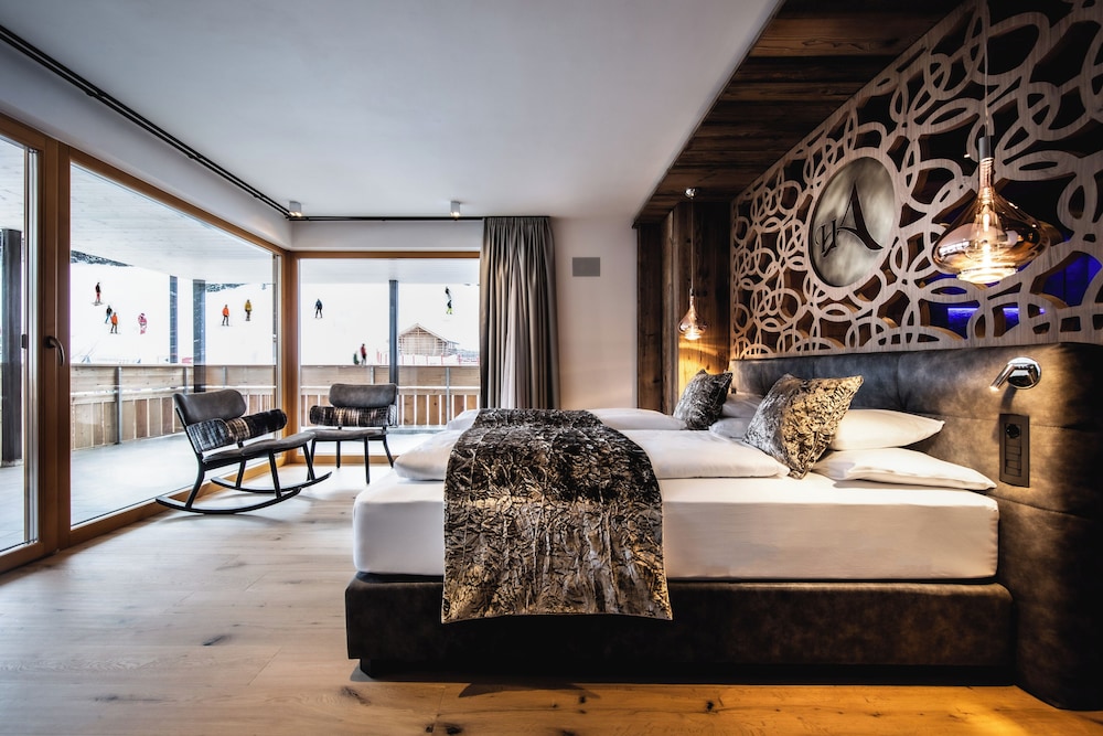 Alpine, Twin Beds, King Bed, Sofa, Balcony