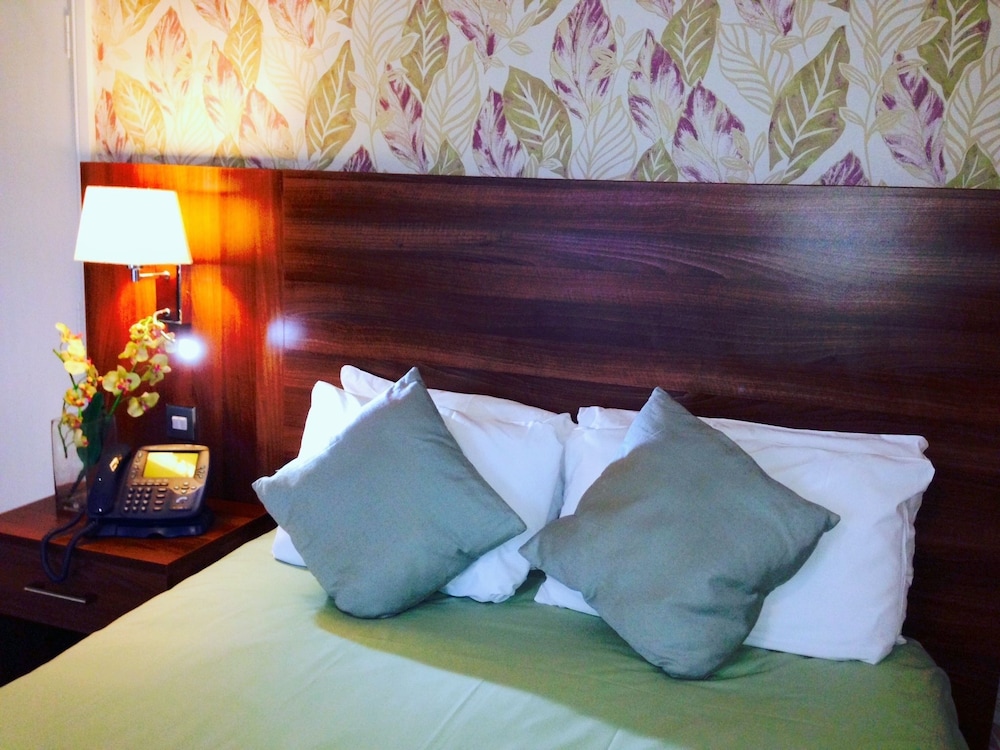 Ely House Hotel 34/40