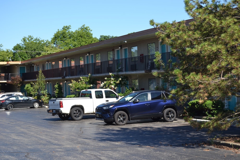 Cascades Inn 58/70