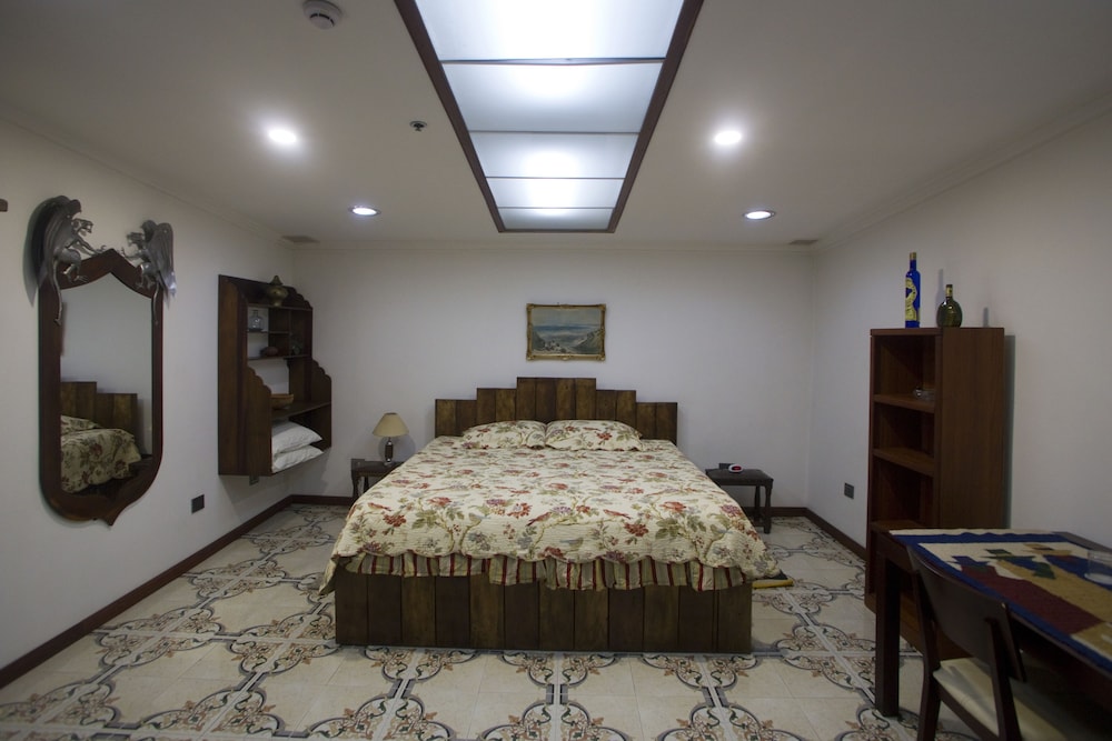2 BEDROOMS, SUITE