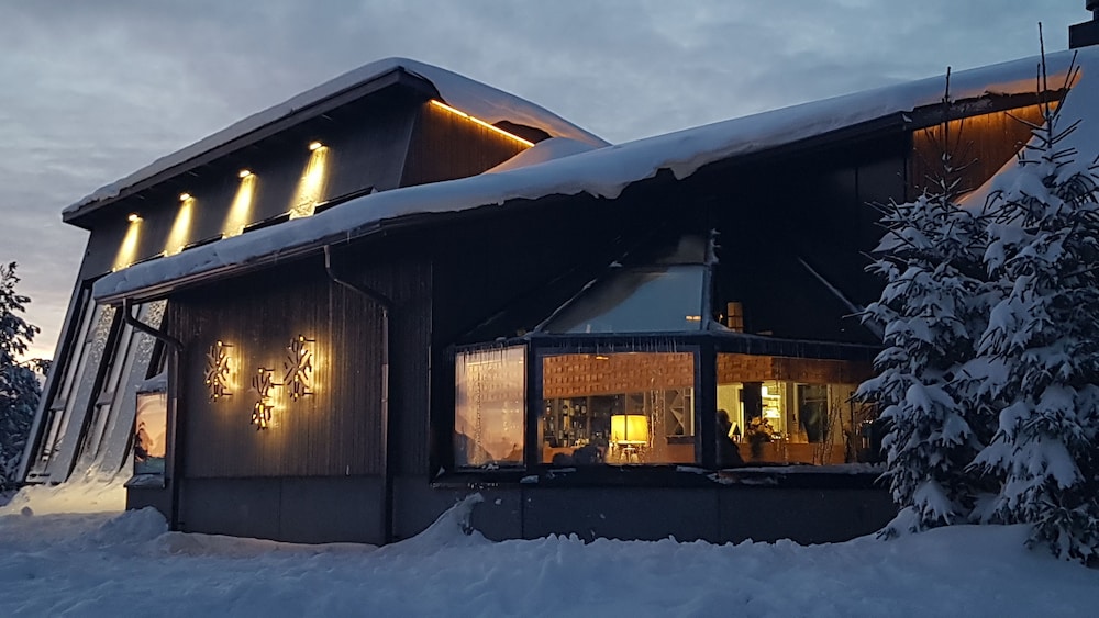 Santa's Igloos Arctic Circle 2/46