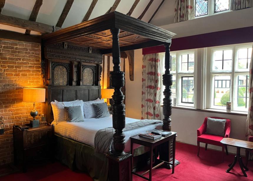 Feature, Four Poster