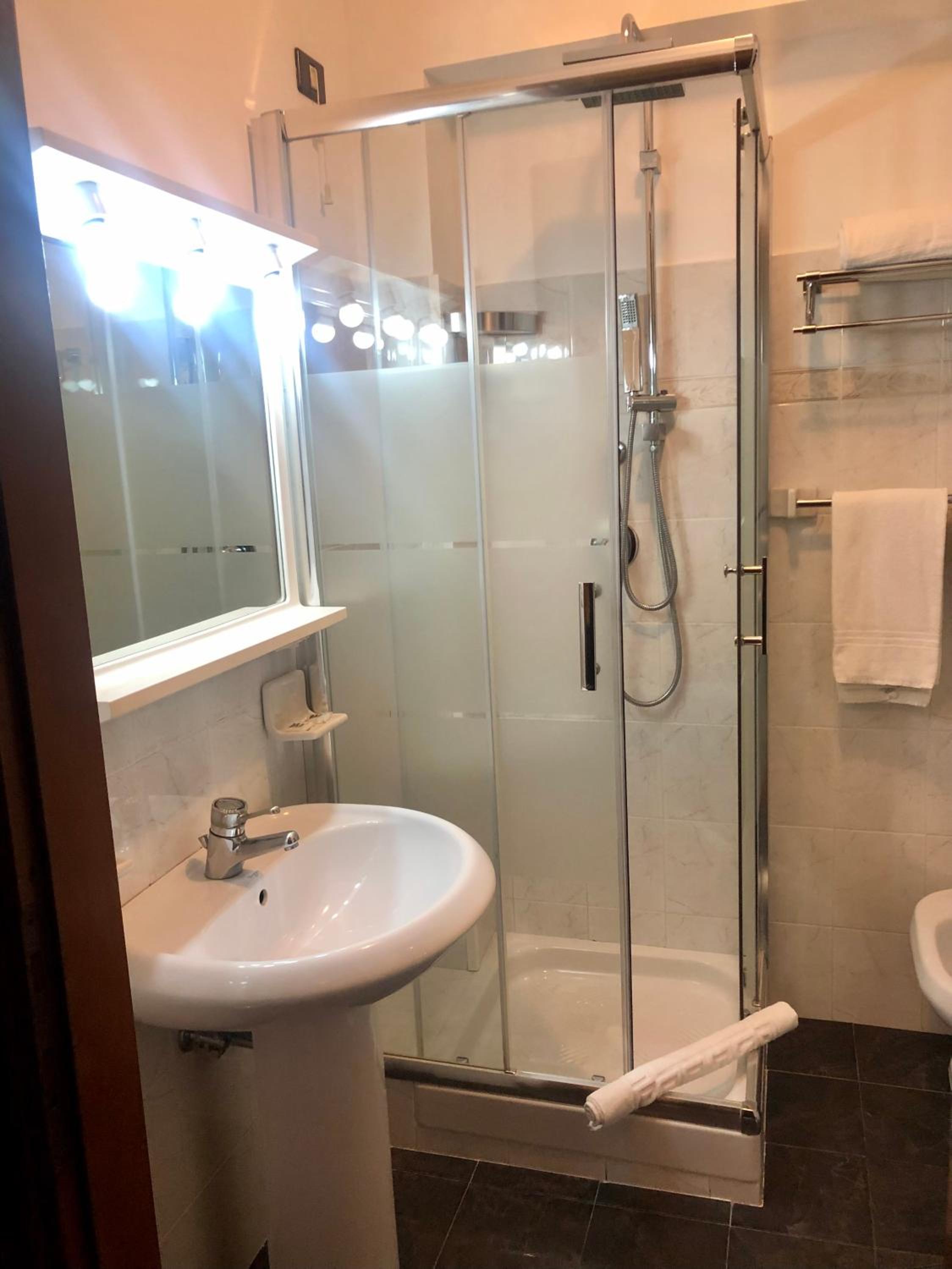 غرفة قياسية بسرير مزدوج أو سريرين منفصلين بإطلالة على الحديقة، Hotel Bucaneve 6/7