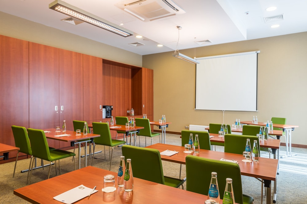 Hampton By Hilton Warsaw Airport 28/30