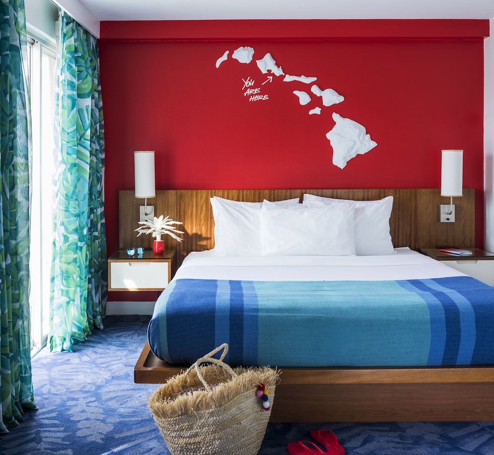 ROOM, QUEEN BED