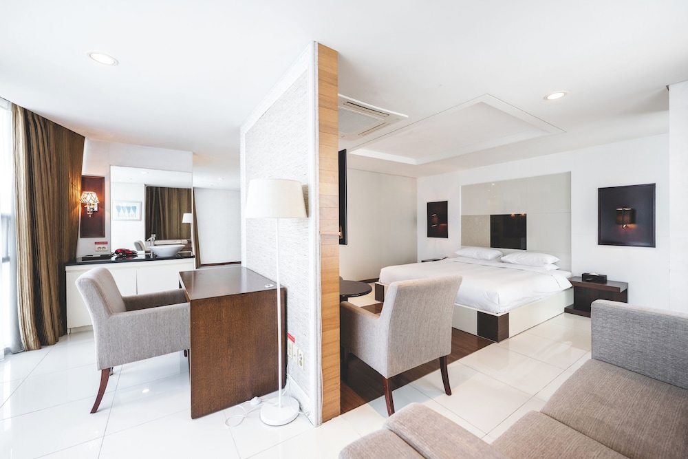 Sunset Hotel 24/50