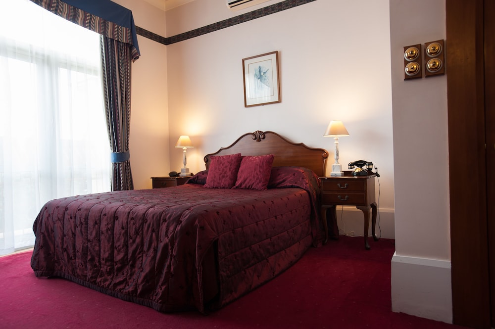 The County Hotel 13/50