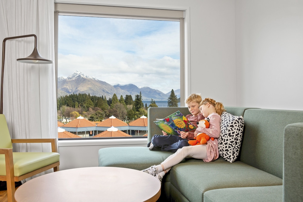 Holiday Inn Express And Suites Queenstown 56/79