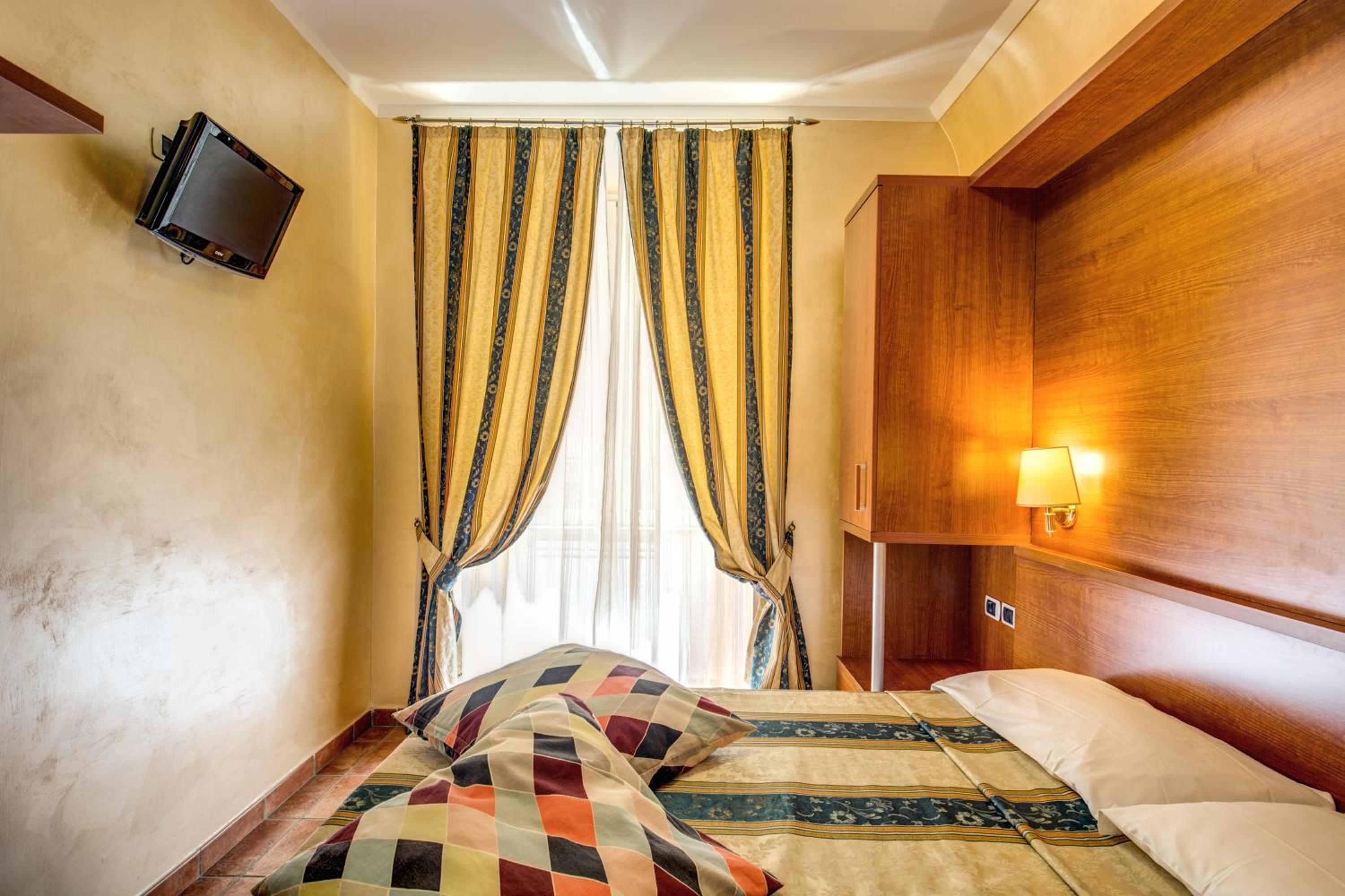 ROOM, SINGLE