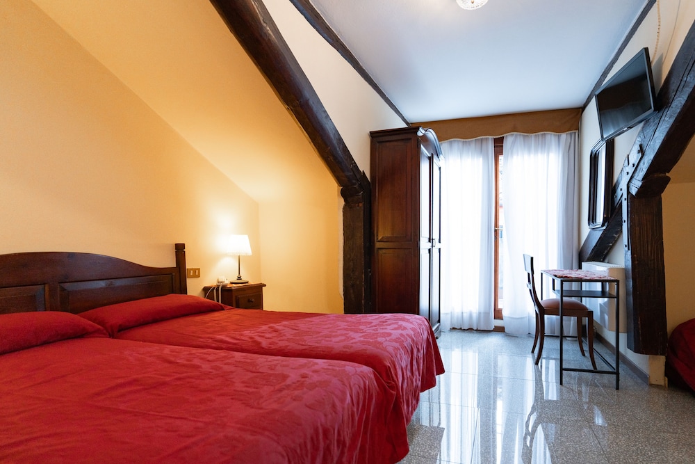 ROOM, TRIPLE