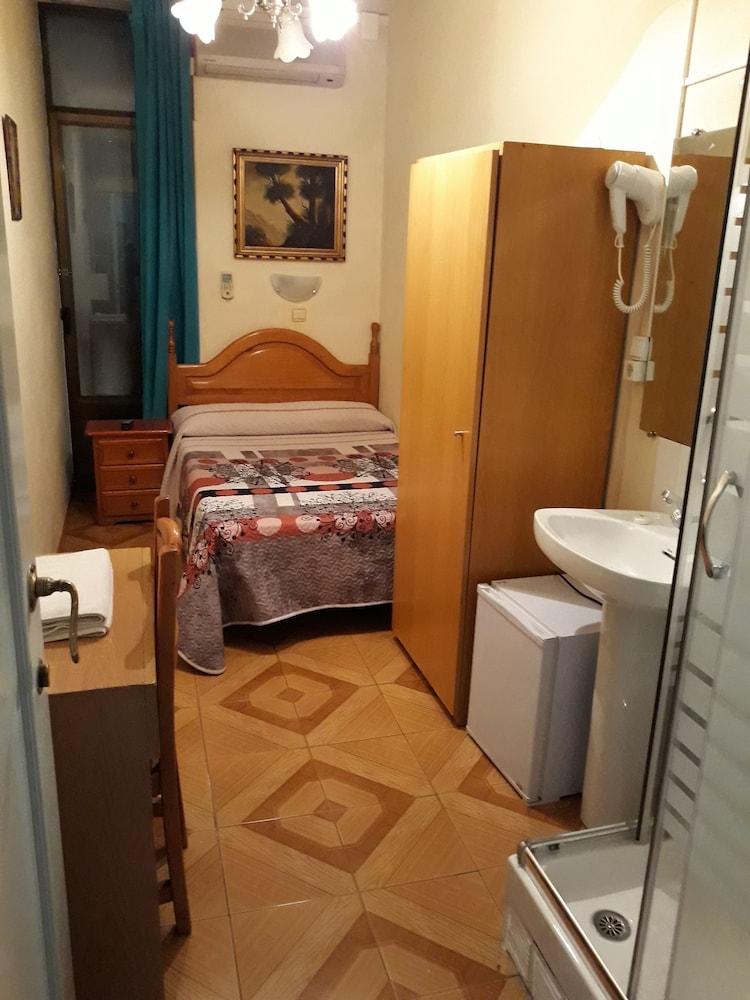 Hostal Fuentesol 12/28