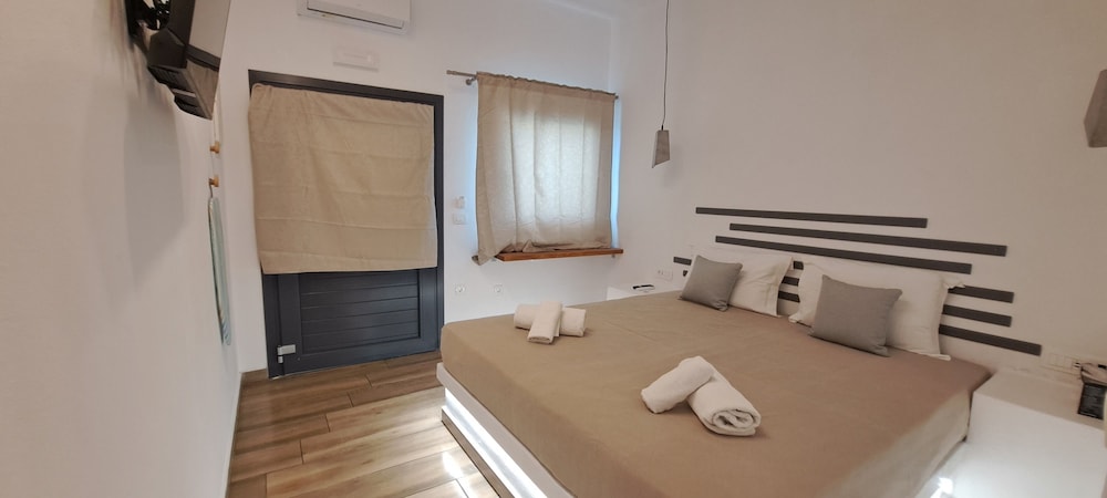 INFINITY, SUPERIOR, SUITE, QUEEN BED, HOT TUB