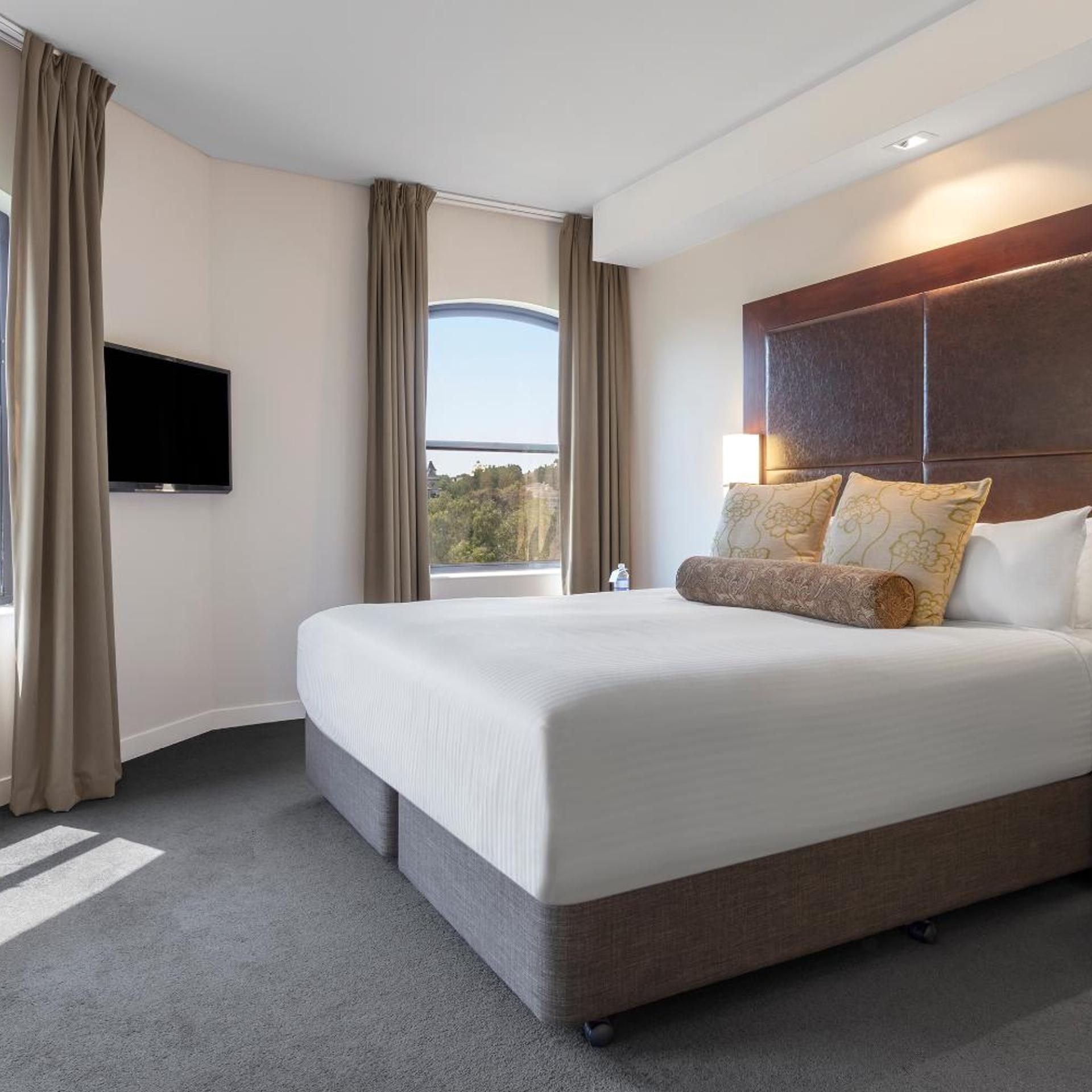 Spa, Suite, River View, Sofa, Amora Herencia Riverwalk Melbourne 2/5