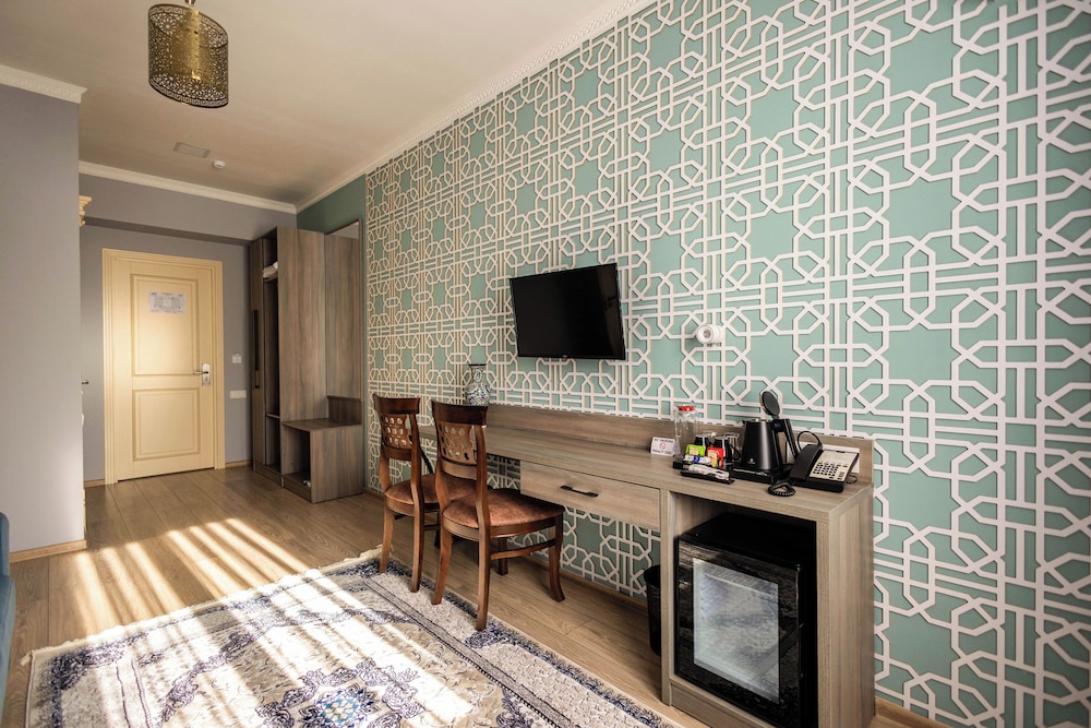 Khan Hotel 33/48