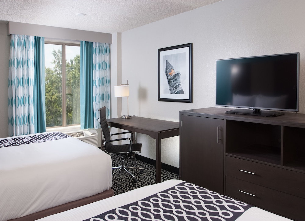 La Quinta Inn & Suites by Wyndham Atlanta Airport North 31/60