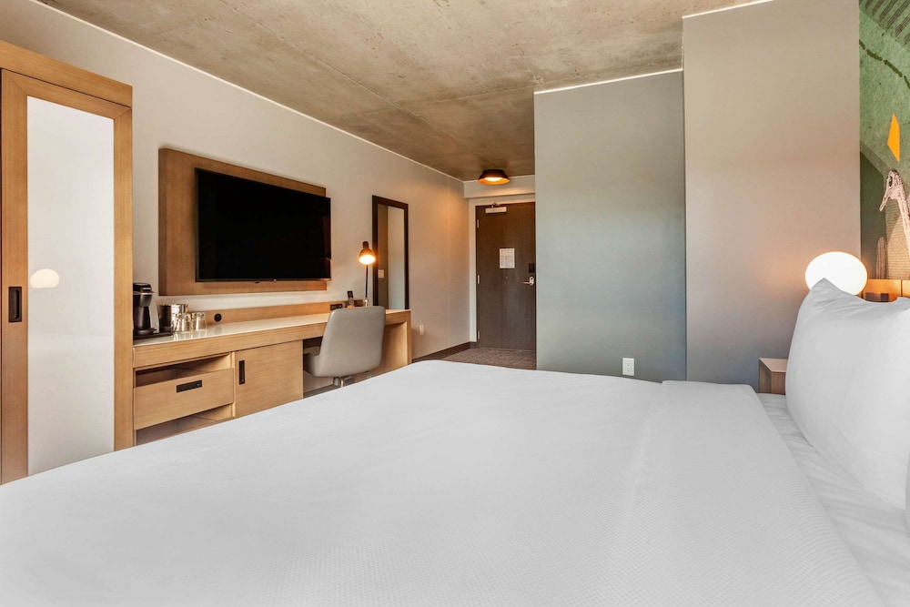 Cambria Hotel Downtown Phoenix Convention Center 10/48