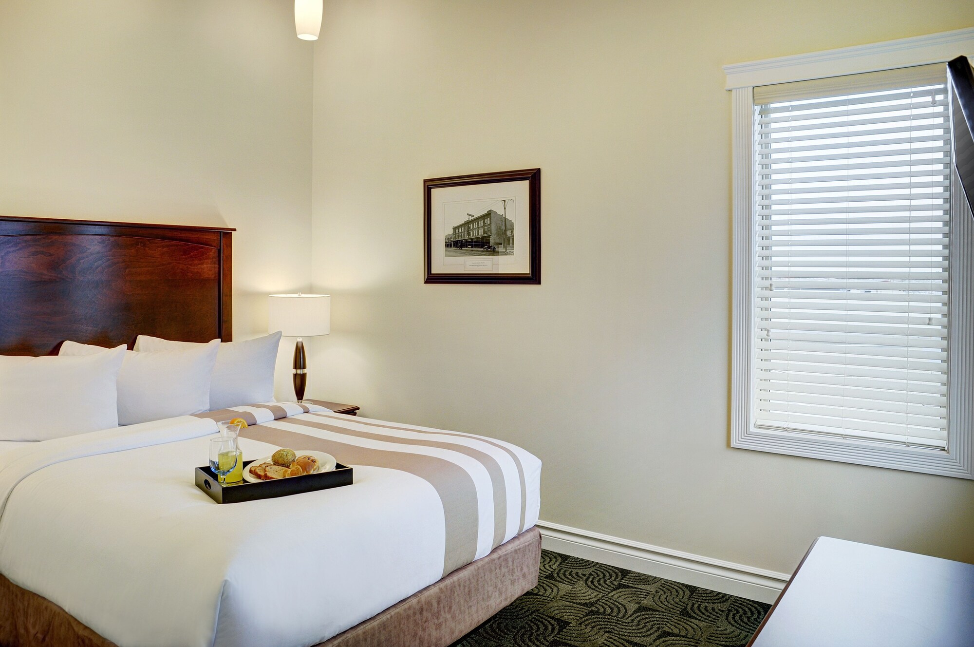 EXECUTIVE, SUITE