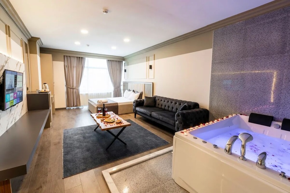 Royal Luxury Hotels & Suites 36/44