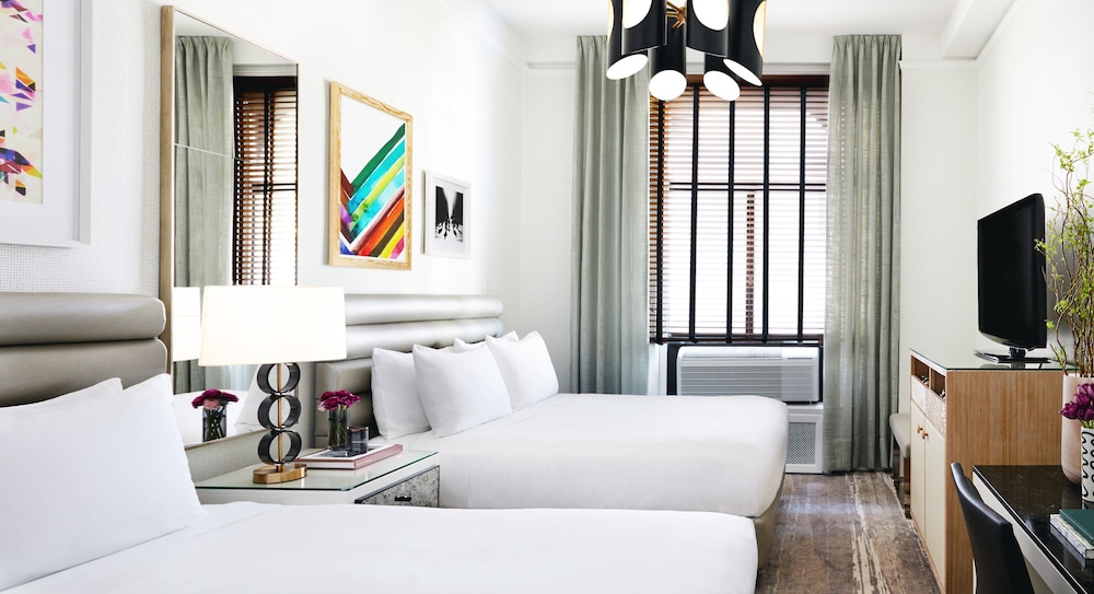 DELUXE, 2 DOUBLE BEDS