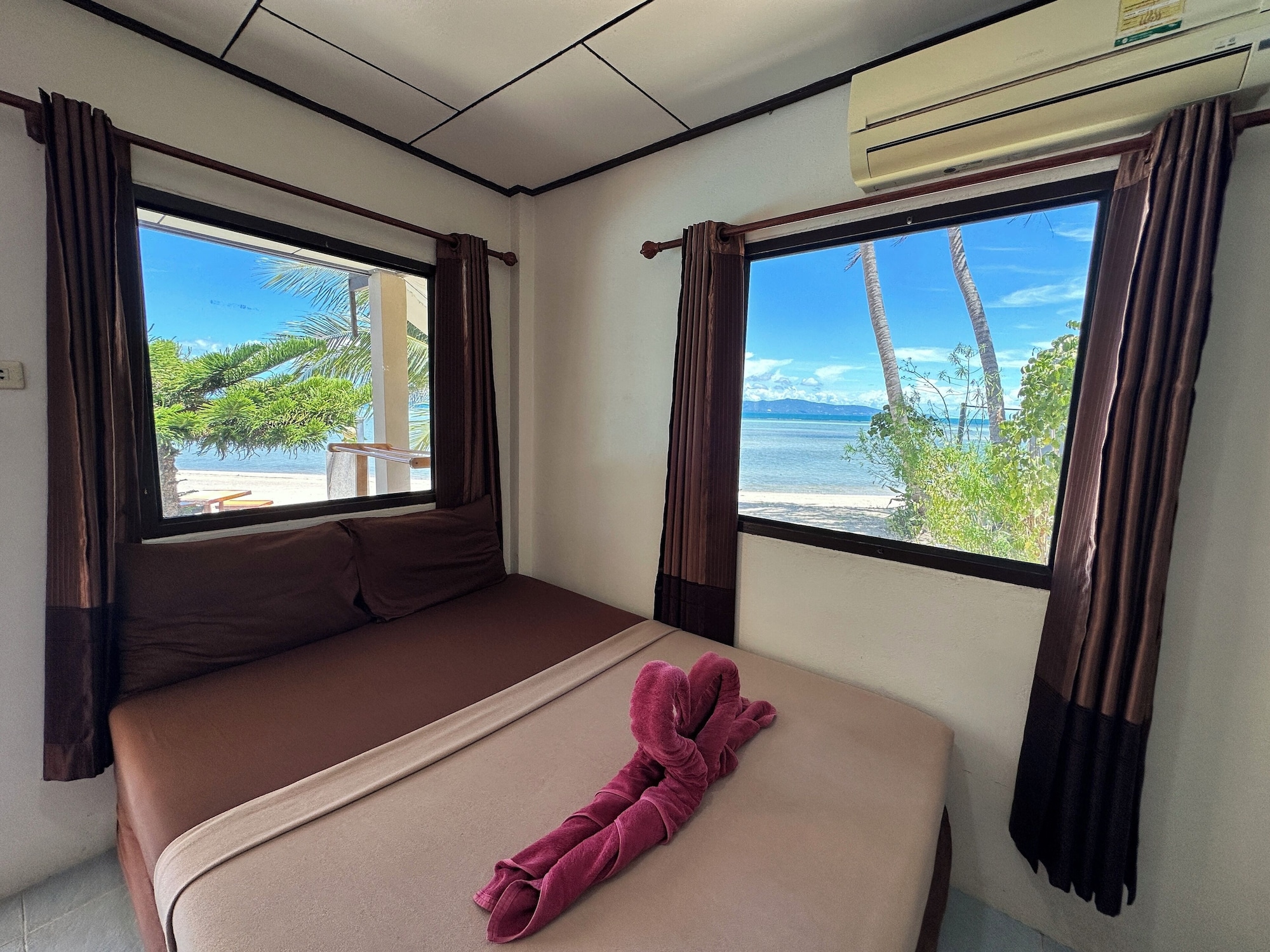 DELUXE, POOL VIEW