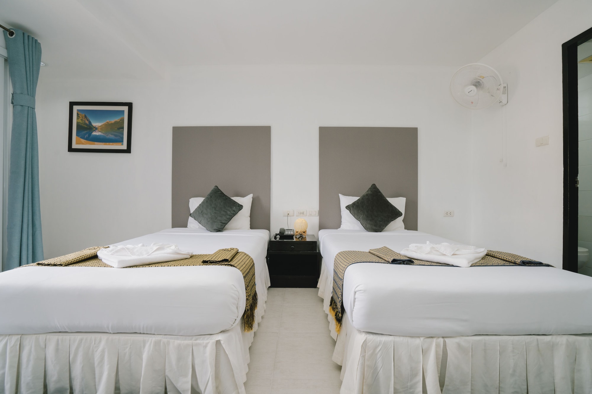 DELUXE, TWIN BEDS