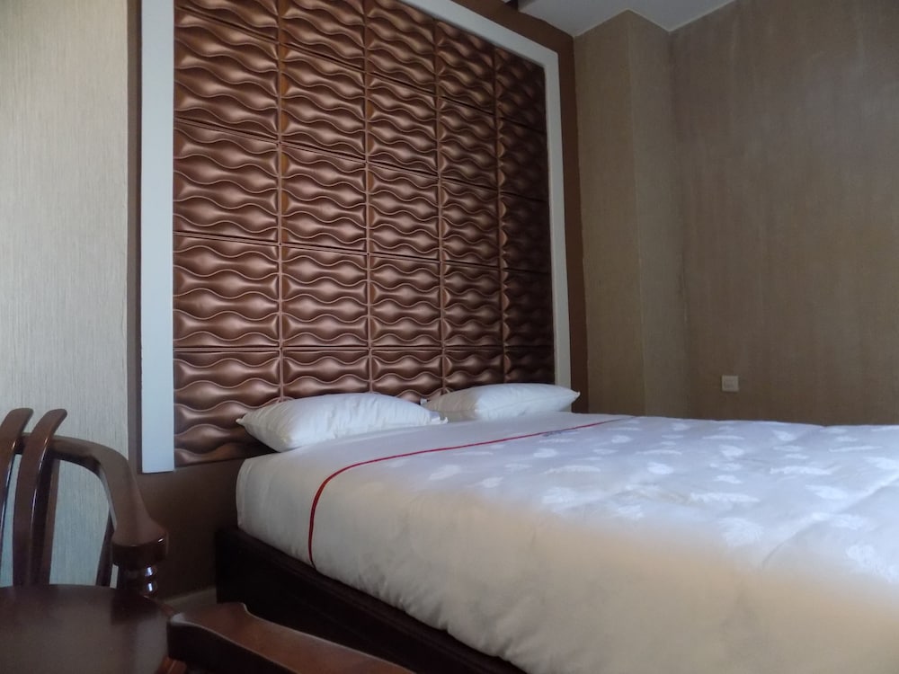 Freedom City Hotel 8/34