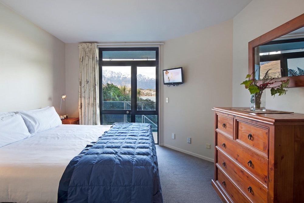 SPINNAKER BAY APARTMENTS 12/68