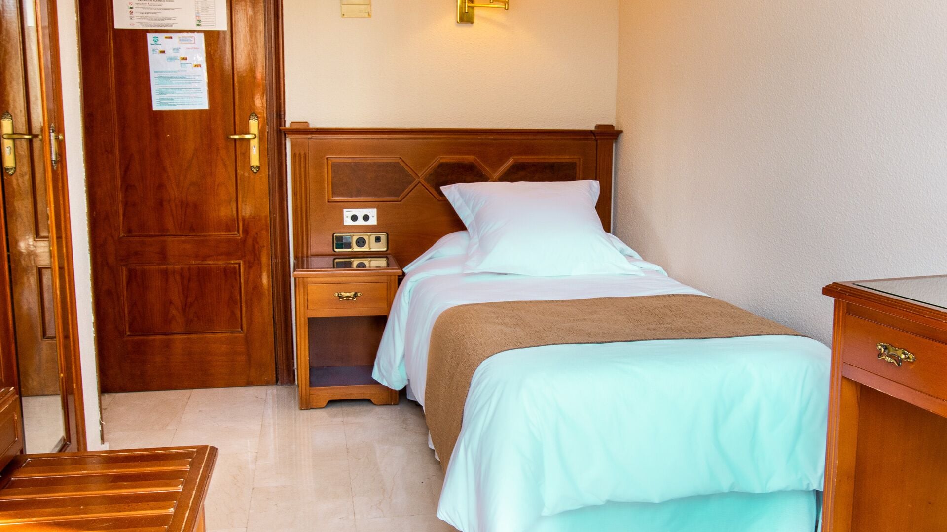 ROOM, SINGLE, SINGLE BED