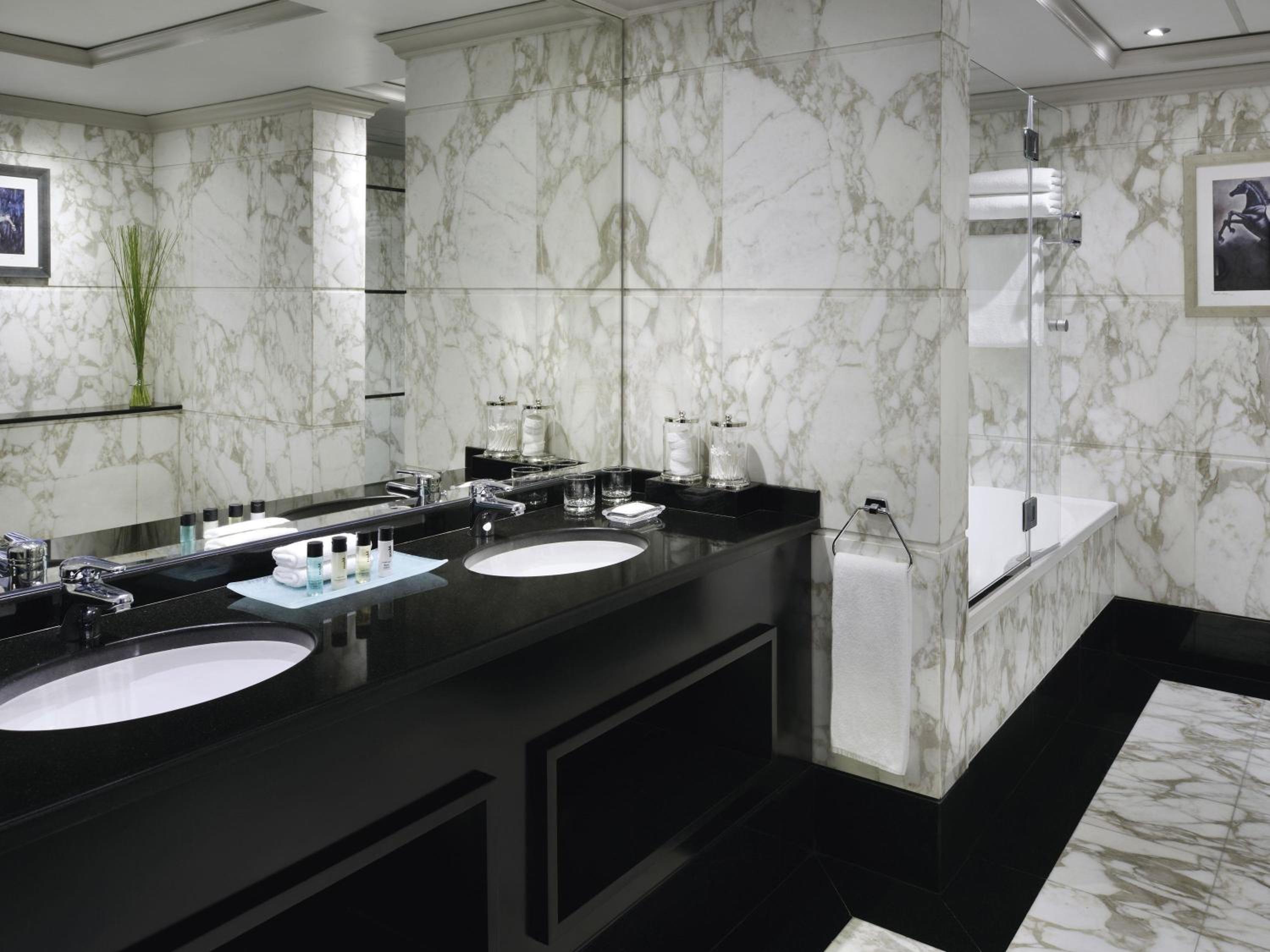 Junior Suite, King Bed, Movenpick Bur Dubai 2/2
