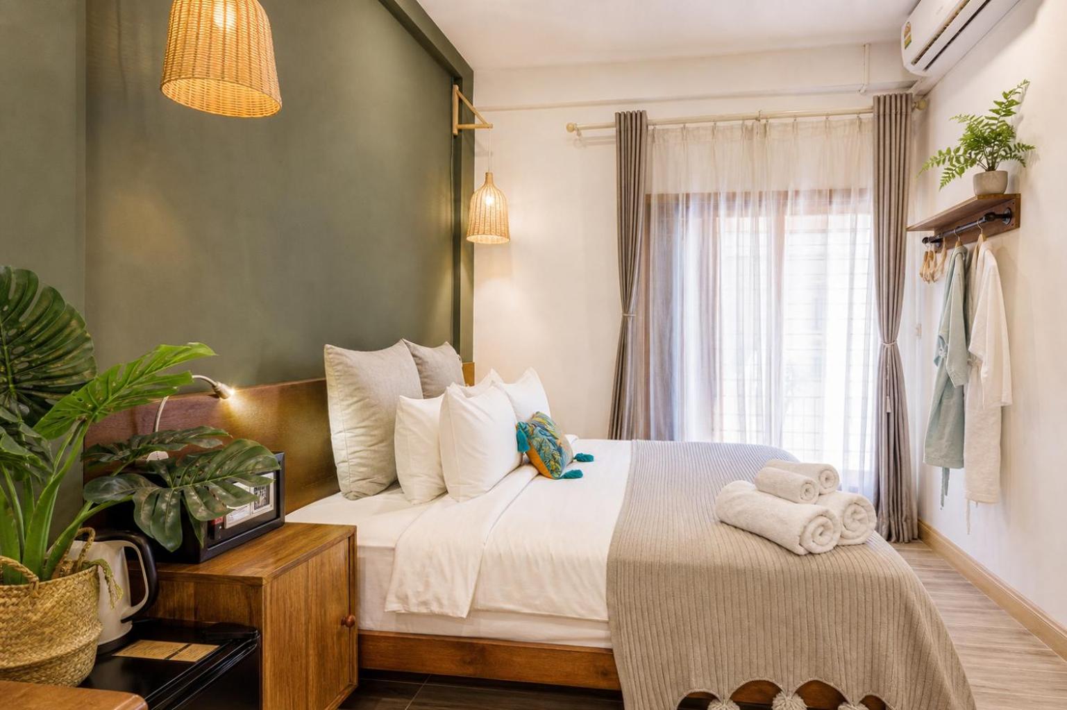 Room, King Bed, Garden View