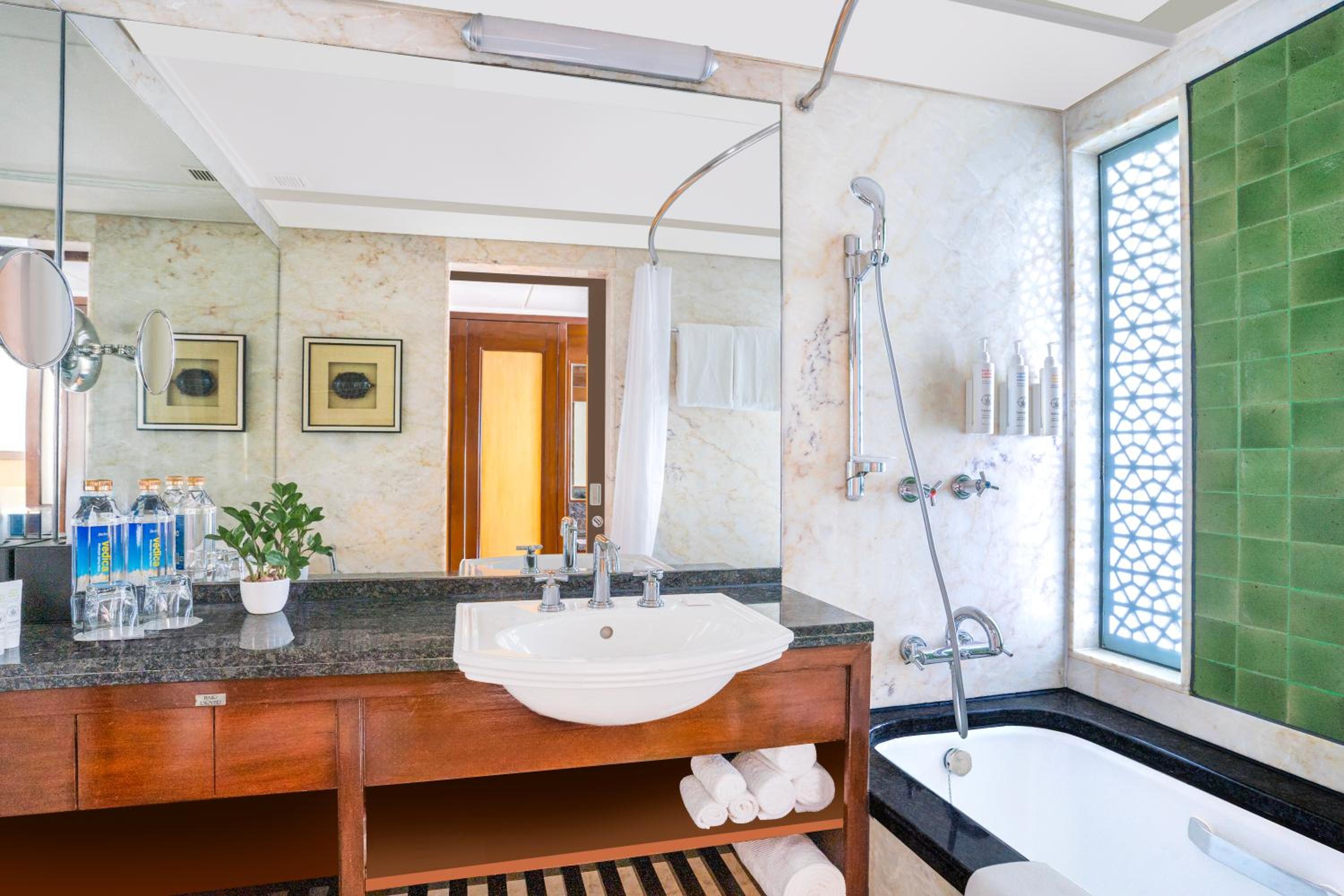 Deluxe, Twin Beds, Bathtub, Hyderabad Marriott Hotel And Convention Centre 5/6