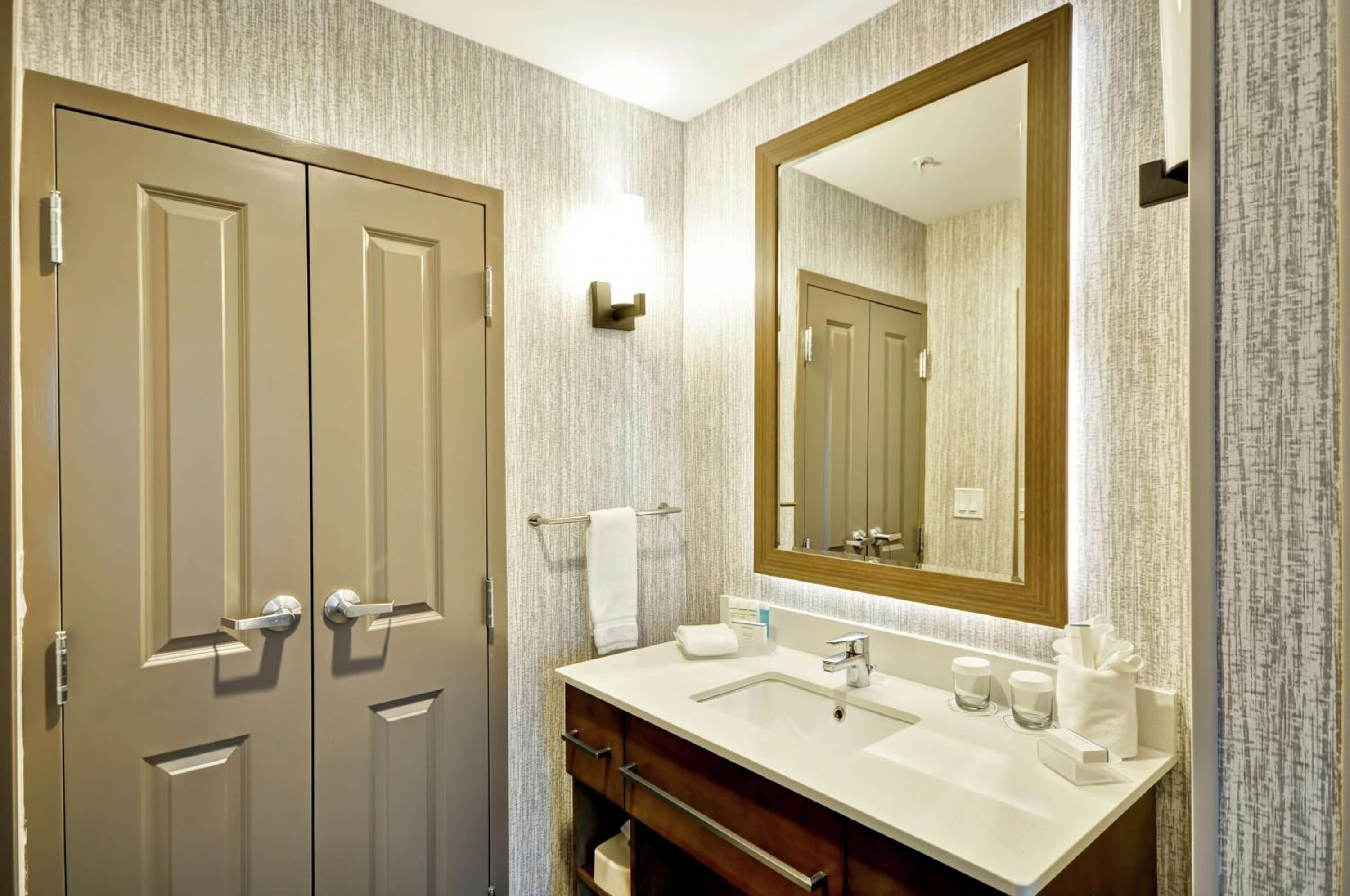 جناح بسرير كينج بغرفة نوم واحدة مع أريكة، Homewood Suites By Hilton Cincinnati West Chester 3/4