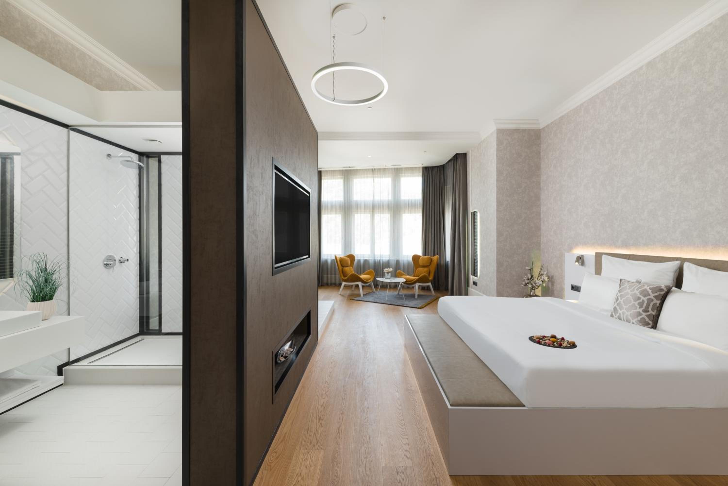 Governor, Suite, Queen Bed, River View