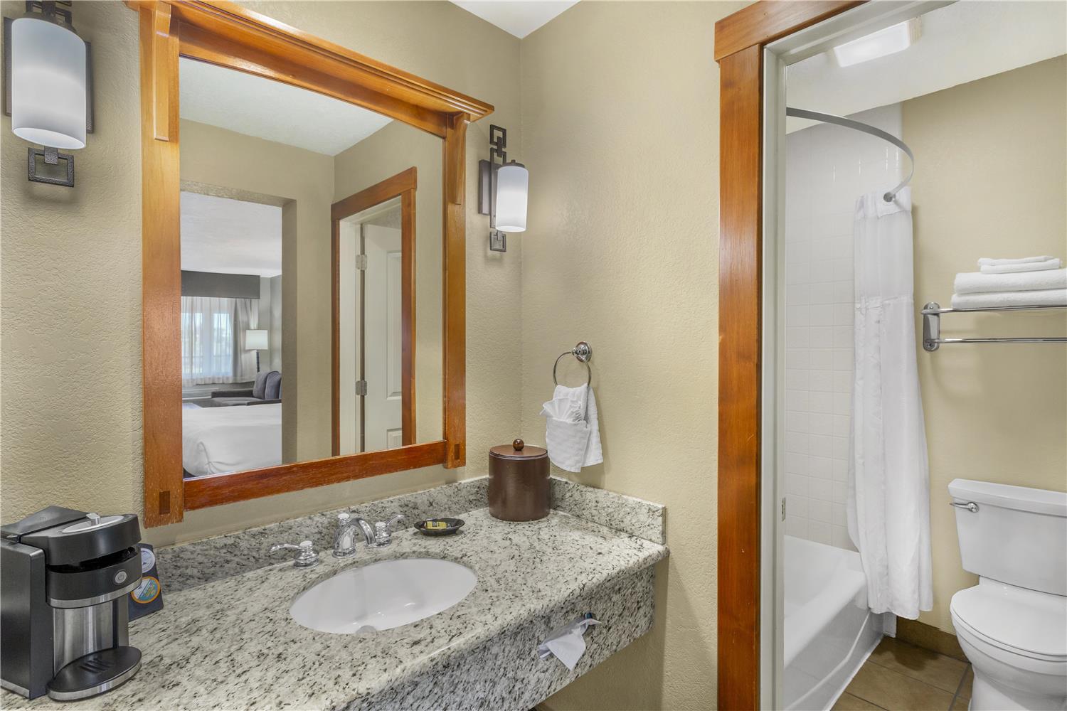 غرفة بسرير كينج مع أريكة، Best Western Plus High Country Inn 2/3